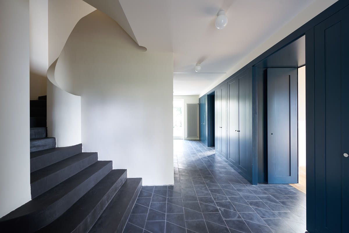 Individuell gefertigter Innenausbau mit Einbauschrank entlang der Treppe