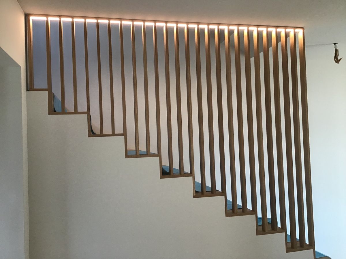 Kreative Holzlösung: Lamellenverkleidung entlang einer Treppe