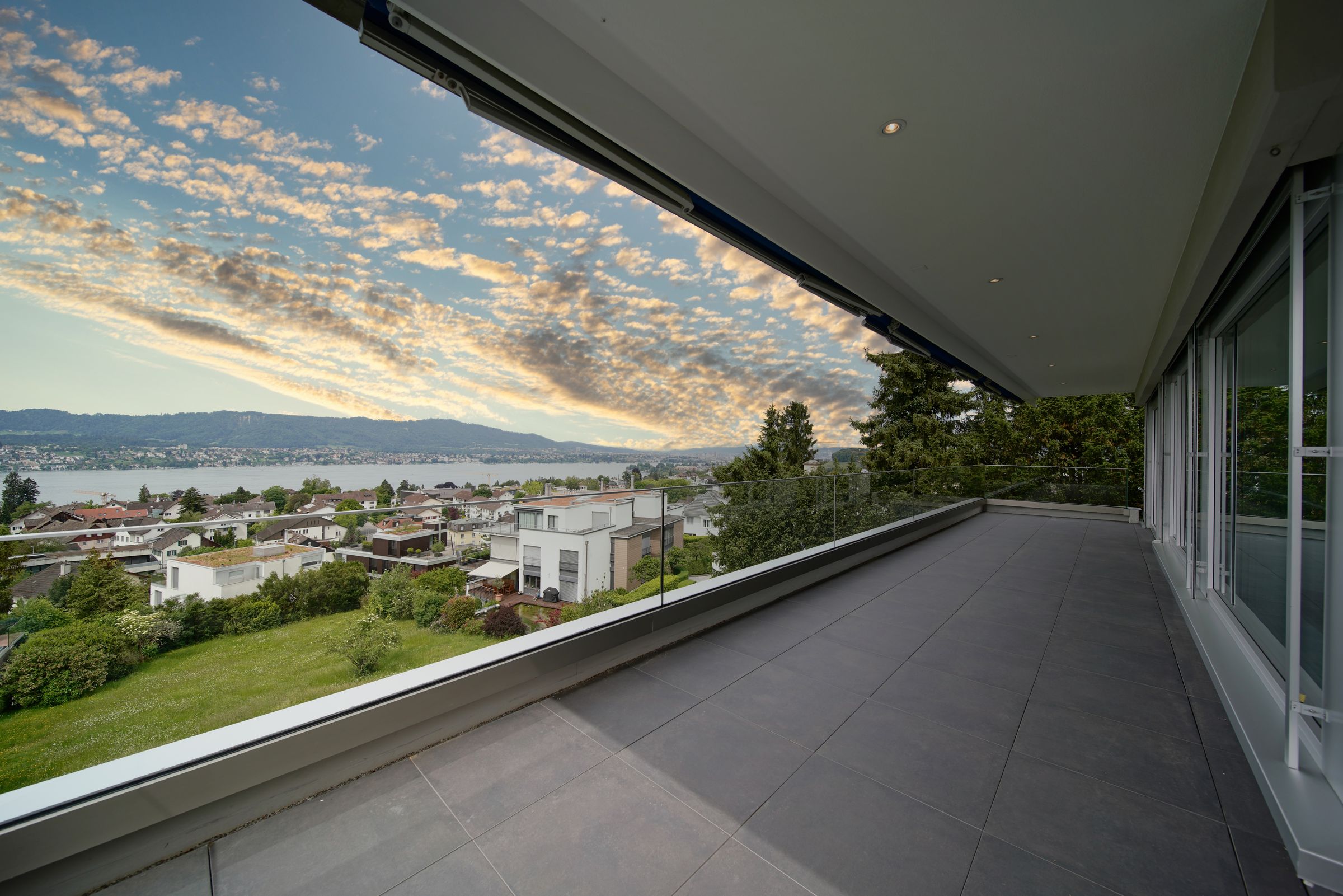 Sanierte Dachterrasse mit Blick über den Zürichsee